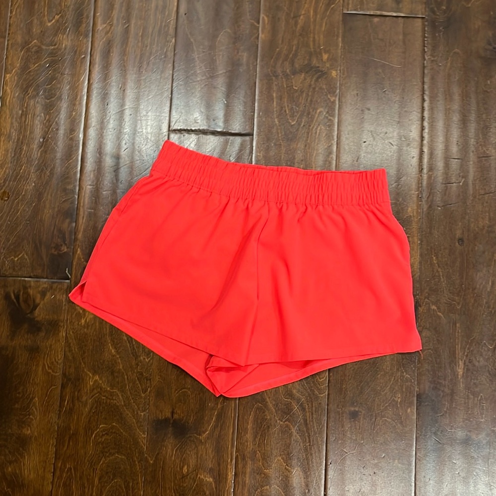pink shorts, they look orange on pictures but they are pink.
